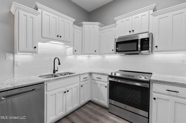 5906 W Foxdale Loop, Southaven, MS 38672