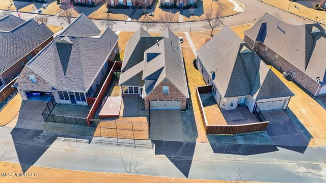 5906 W Foxdale Loop, Southaven, MS 38672