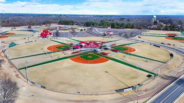 5906 W Foxdale Loop, Southaven, MS 38672