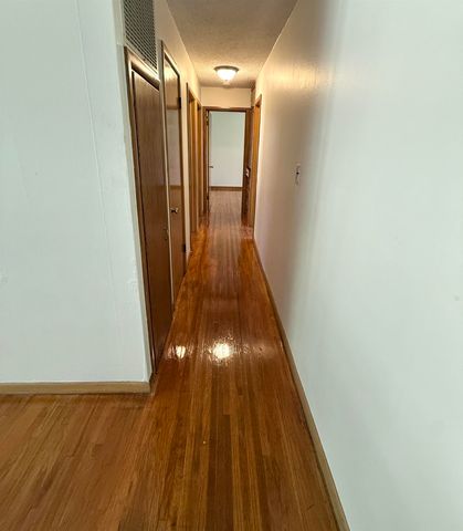 515 W 4th St, Haysville, KS 67060