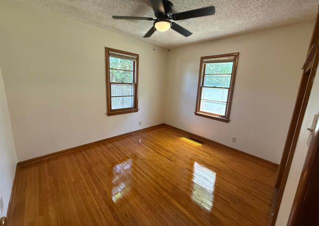 515 W 4th St, Haysville, KS 67060