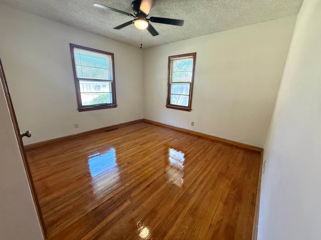 515 W 4th St, Haysville, KS 67060