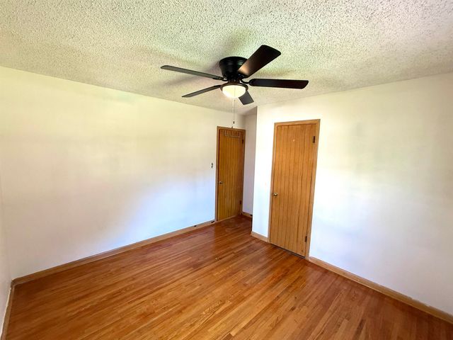 515 W 4th St, Haysville, KS 67060