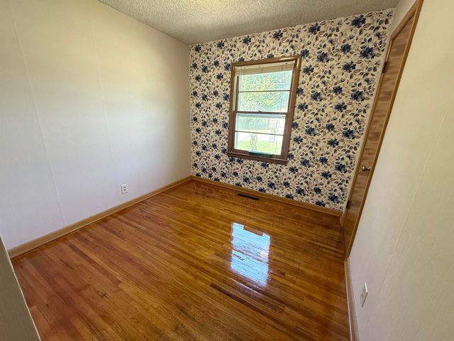 515 W 4th St, Haysville, KS 67060