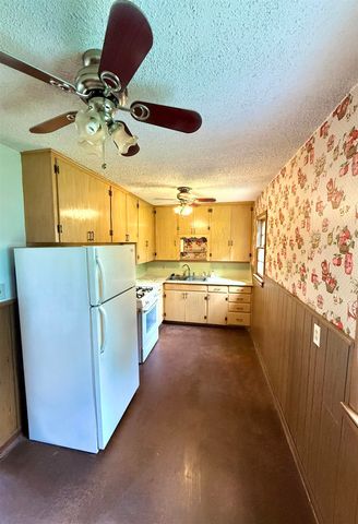 515 W 4th St, Haysville, KS 67060