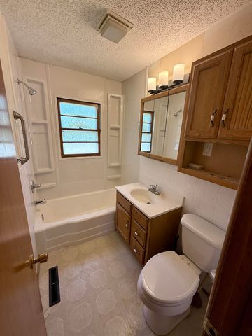 515 W 4th St, Haysville, KS 67060