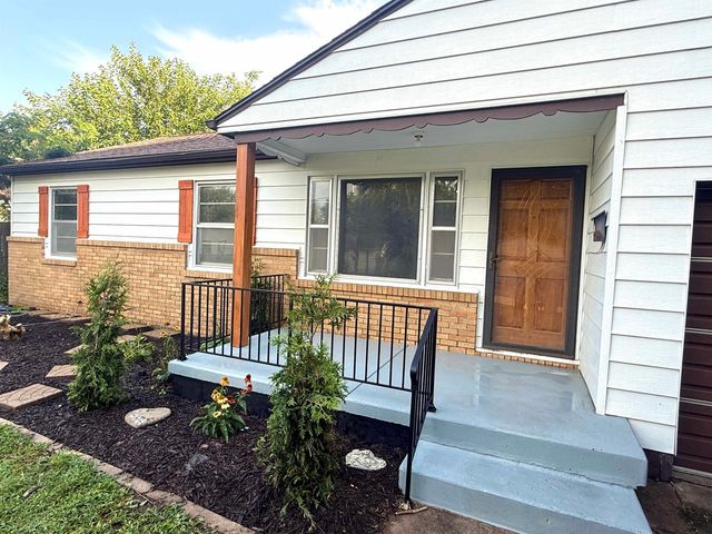 515 W 4th St, Haysville, KS 67060