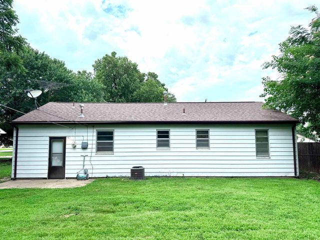515 W 4th St, Haysville, KS 67060
