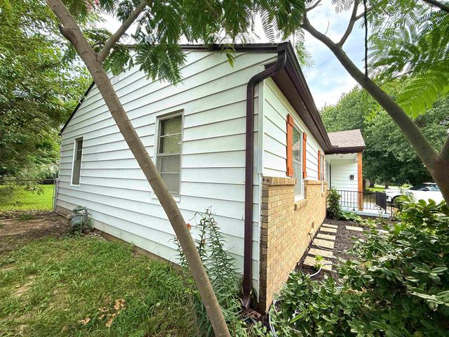 515 W 4th St, Haysville, KS 67060