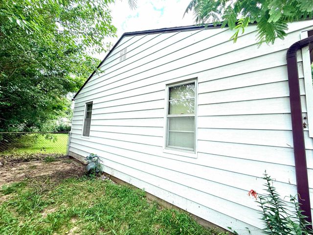 515 W 4th St, Haysville, KS 67060