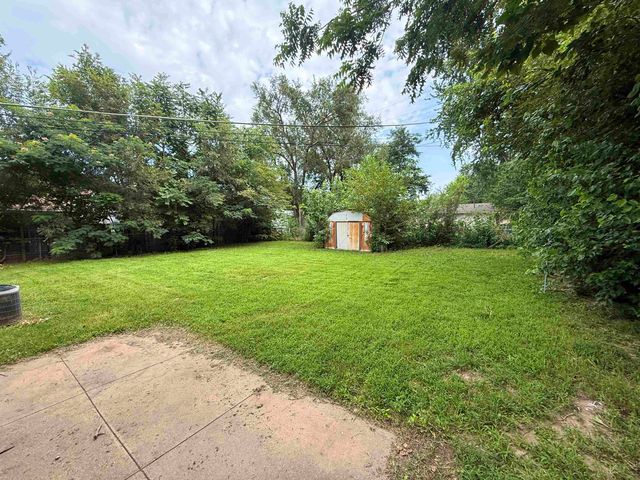 515 W 4th St, Haysville, KS 67060