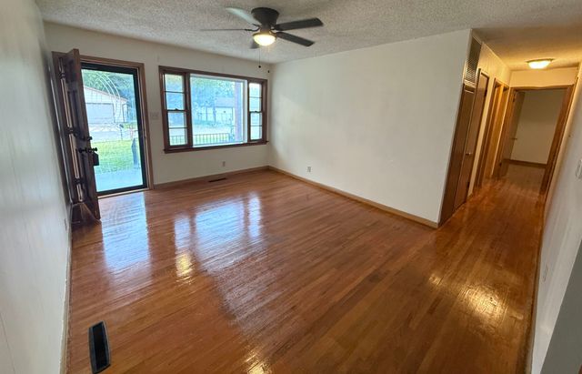 515 W 4th St, Haysville, KS 67060