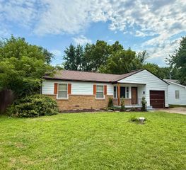 515 W 4th St, Haysville, KS 67060
