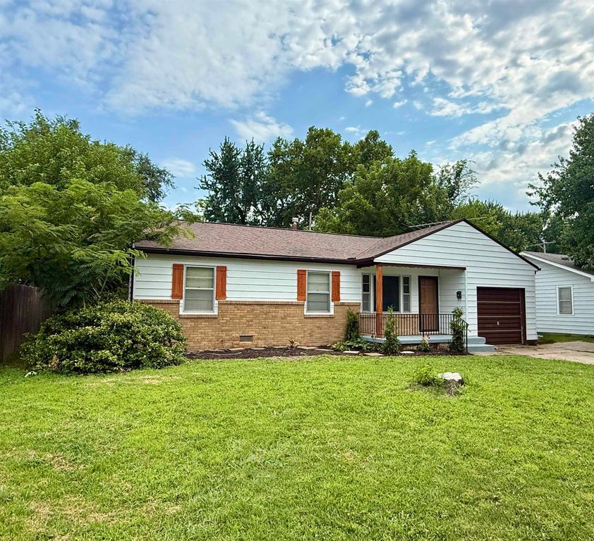 515 W 4th St, Haysville, KS 67060