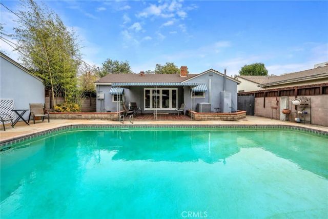 6913 Columbus Avenue, Van Nuys, CA 91405