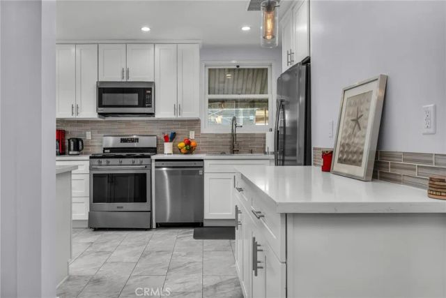 6913 Columbus Avenue, Van Nuys, CA 91405