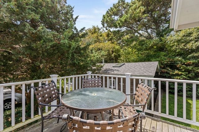 6 Brewster Ave, Oak Bluffs, MA 02557