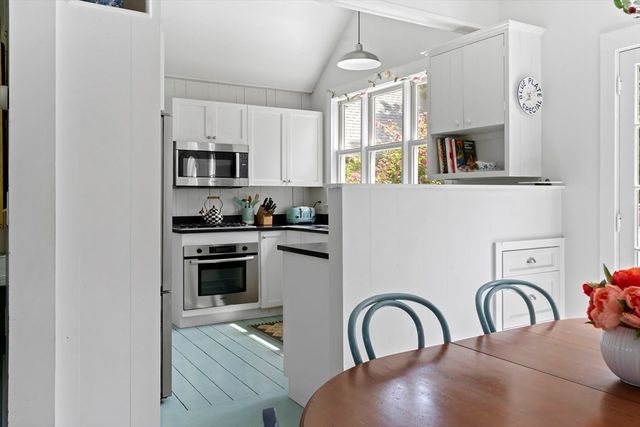 6 Brewster Ave, Oak Bluffs, MA 02557