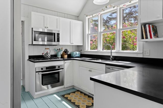 6 Brewster Ave, Oak Bluffs, MA 02557