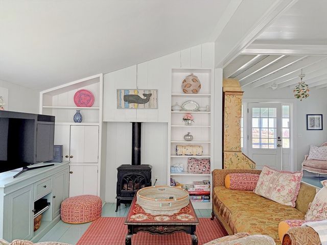 6 Brewster Ave, Oak Bluffs, MA 02557