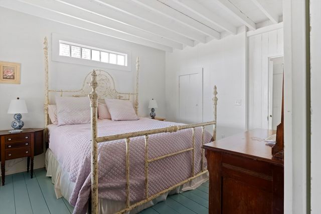 6 Brewster Ave, Oak Bluffs, MA 02557