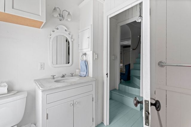 6 Brewster Ave, Oak Bluffs, MA 02557