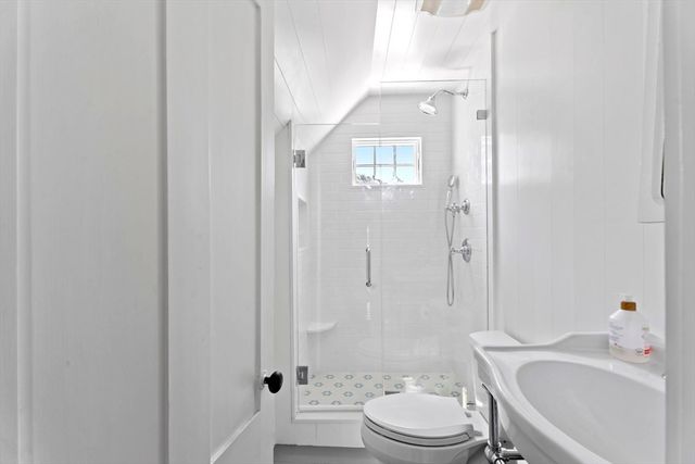 6 Brewster Ave, Oak Bluffs, MA 02557