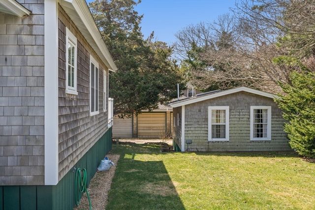 6 Brewster Ave, Oak Bluffs, MA 02557