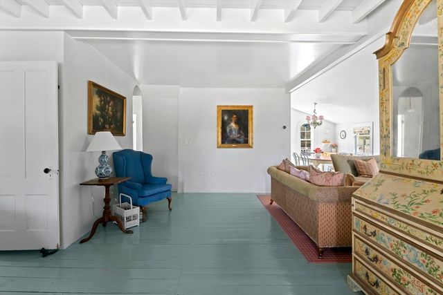 6 Brewster Ave, Oak Bluffs, MA 02557