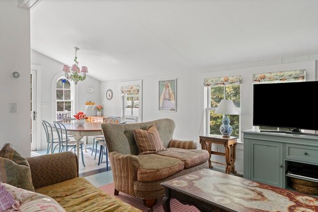 6 Brewster Ave, Oak Bluffs, MA 02557