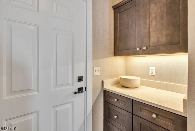 137 Aspen Dr, Cedar Grove Twp., NJ 07009
