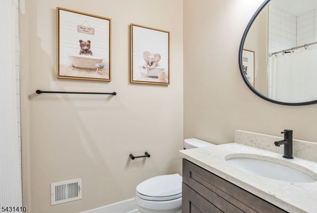 137 Aspen Dr, Cedar Grove Twp., NJ 07009