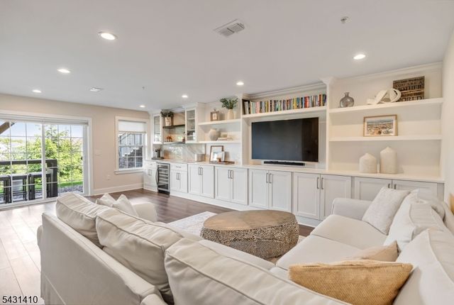 137 Aspen Dr, Cedar Grove Twp., NJ 07009