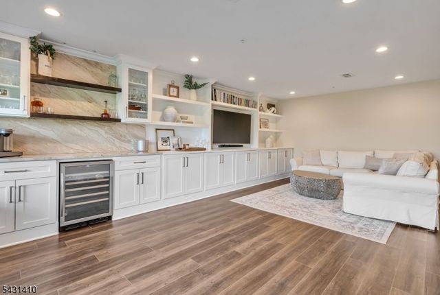 137 Aspen Dr, Cedar Grove Twp., NJ 07009