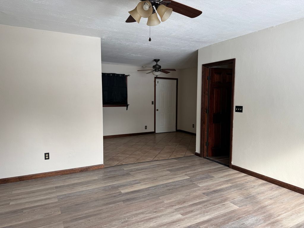 Image 2 of property listing at 1516 Triangle Street, Mt Vernon, IL 62864