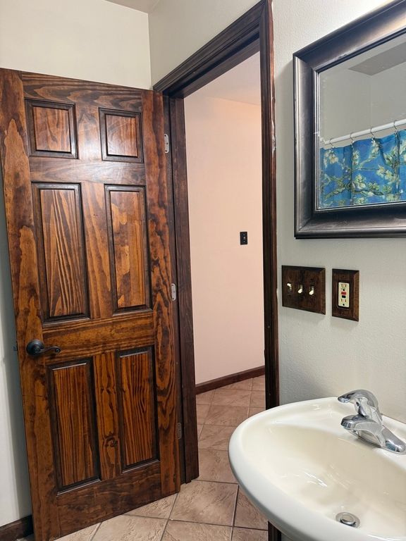 Image 11 of property listing at 1516 Triangle Street, Mt Vernon, IL 62864