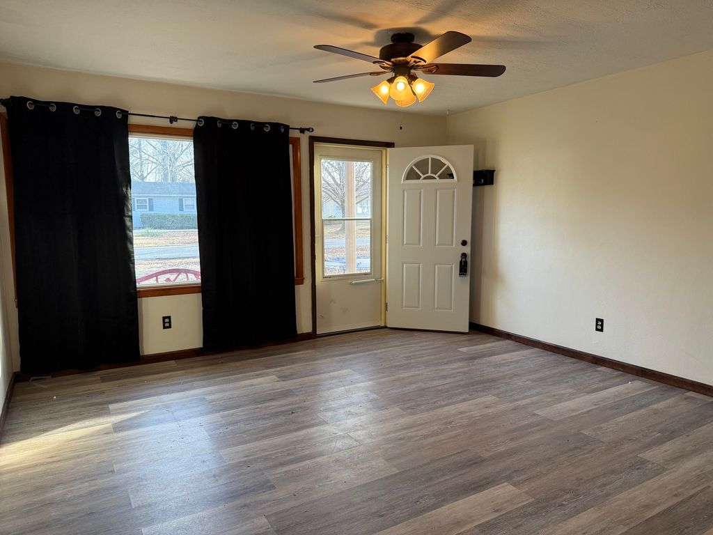 Image 32 of property listing at 1516 Triangle Street, Mt Vernon, IL 62864