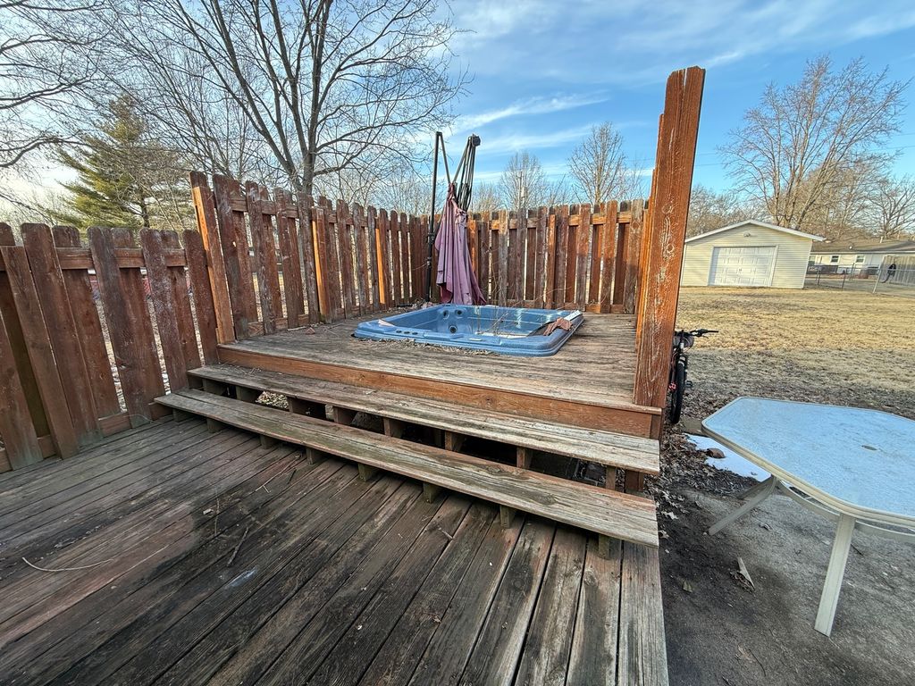 Image 40 of property listing at 1516 Triangle Street, Mt Vernon, IL 62864