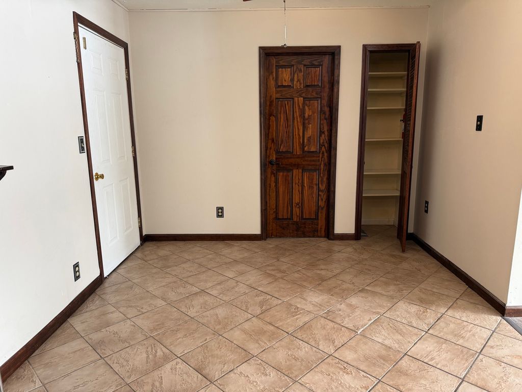 Image 9 of property listing at 1516 Triangle Street, Mt Vernon, IL 62864