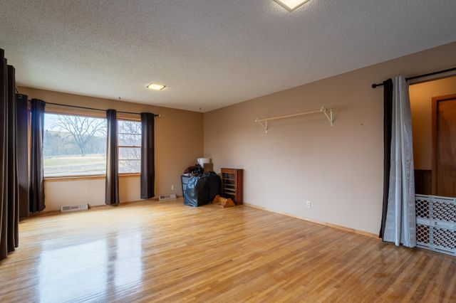 430 8th Avenue NW, Valley City, ND 58072