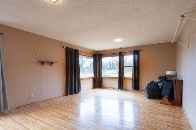 430 8th Avenue NW, Valley City, ND 58072
