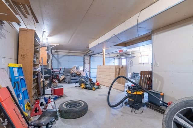 430 8th Avenue NW, Valley City, ND 58072