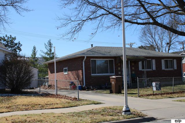 7721 Cherrywood Drive, Lincoln, NE 68510