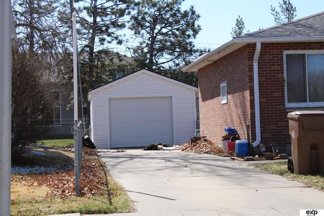 7721 Cherrywood Drive, Lincoln, NE 68510