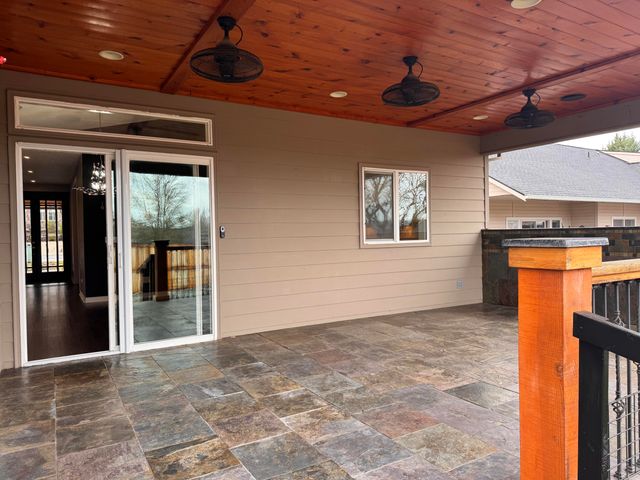 1231 Poppy Ridge Drive, Eagle Point, OR 97524