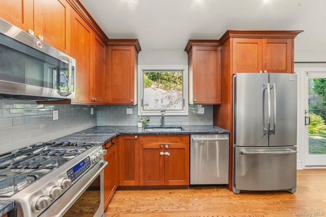 12 Overlook Road N, White Plains, NY 10603