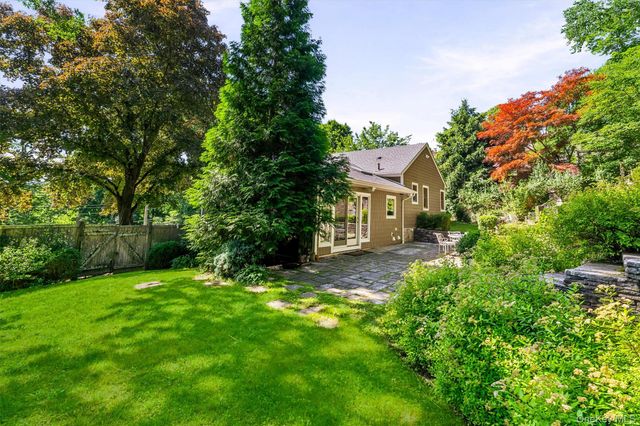 12 Overlook Road N, White Plains, NY 10603