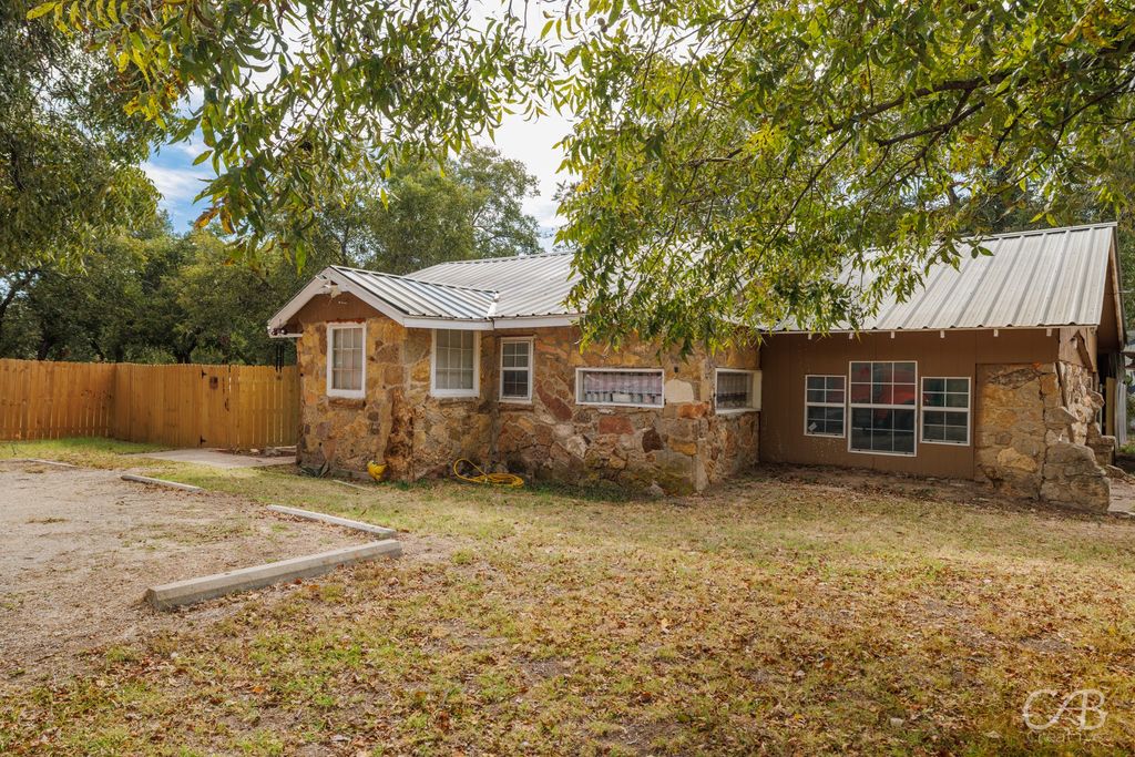 609 N 4th Street W, Clyde, TX 79601