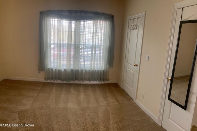 6010 Wooded Creek Dr 102, Louisville, KY 40291