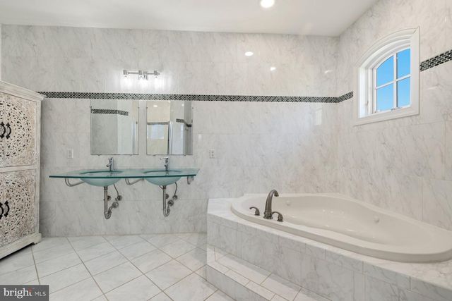 9607 SINGLETON DR, Bethesda, MD 20817